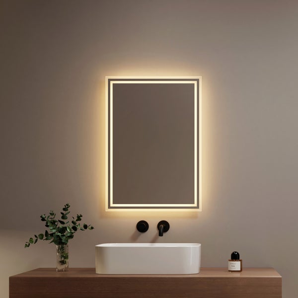 Modernes Badezimmer mit rechteckigem LED-Spiegel, weißem Aufsatzwaschbecken auf Holzunterschrank und schwarzen Wandarmaturen. Hell und ordentlich.