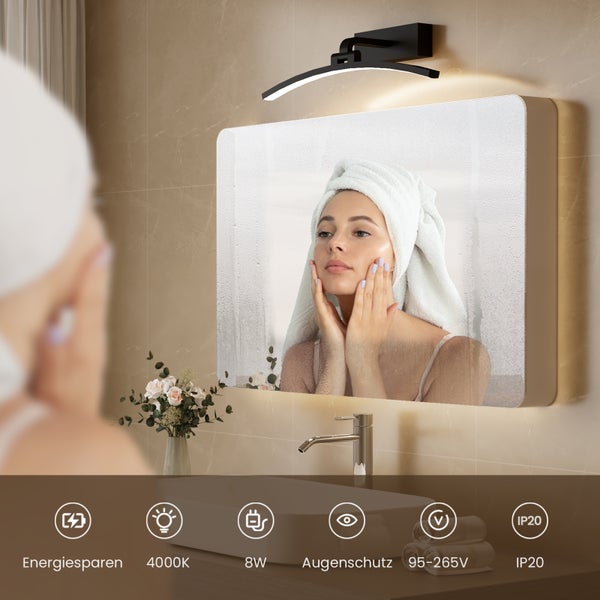 Badezimmer mit beleuchtetem Spiegel, Waschtisch und Armatur