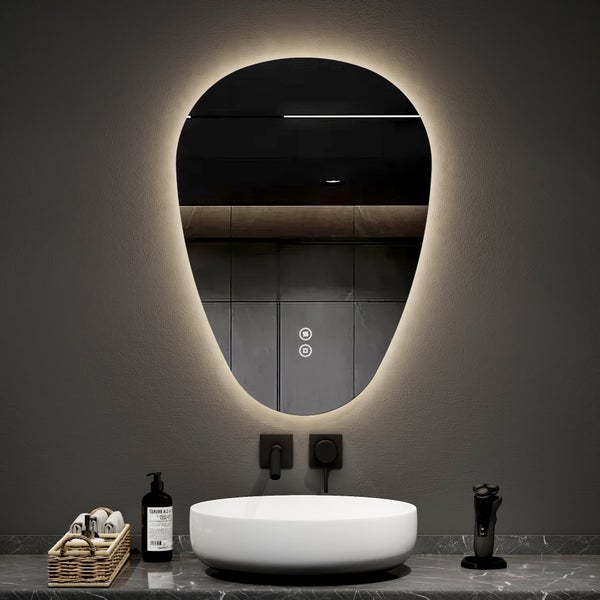 Organischer LED-Badspiegel mit Hintergrundbeleuchtung, Touch-Sensoren und weißem Aufsatzwaschbecken vor einer dunklen Wand.