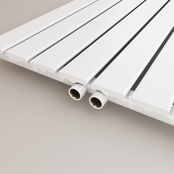 Detailansicht eines weißen Heizkörpers mit horizontalen Paneelen und Anschlussstutzen