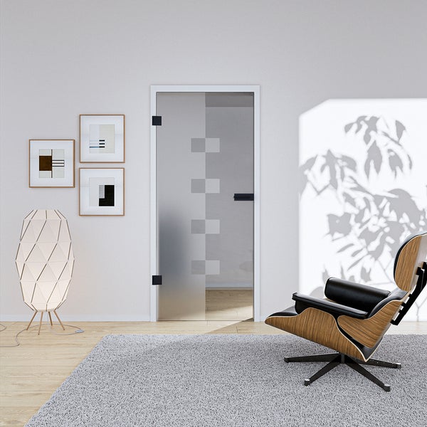 Hell eingerichtetes Zimmer mit einer Ganzglastür aus satiniertem Glas mit Karomuster und schwarzen Beschlägen, Sessel und Teppich.