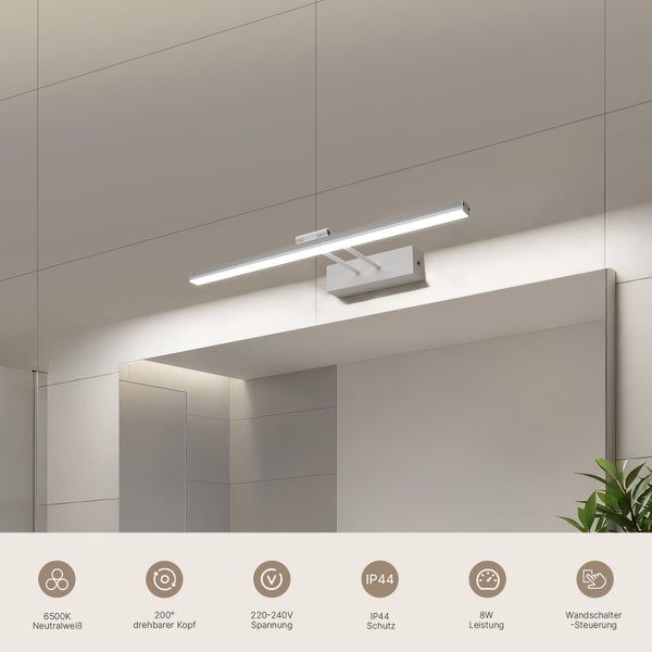 Wandleuchte mit neutralweißem Licht über einem Spiegel im Badezimmer