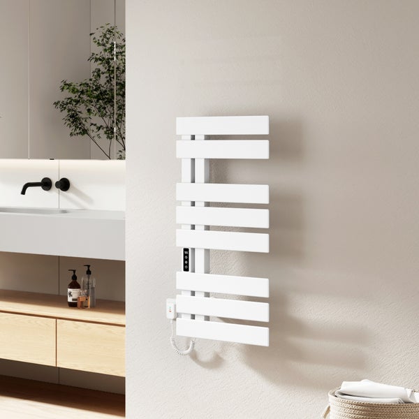 Moderner elektrischer Handtuchheizkörper in Weiß an einer Wand in einem hellen Badezimmer mit Holzwaschtisch und schwarzer Armatur.