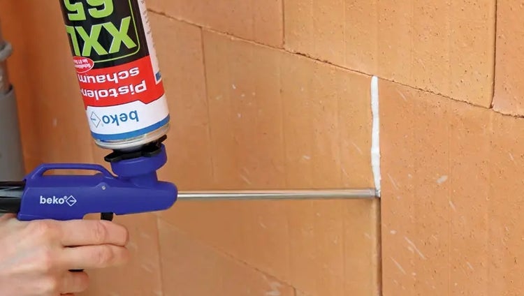 Nahaufnahme von quadratischen Mosaikfliesen aus Glas