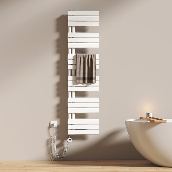 Badezimmer Szene mit weißem Handtuchwärmer, Handtuch und Badewanne