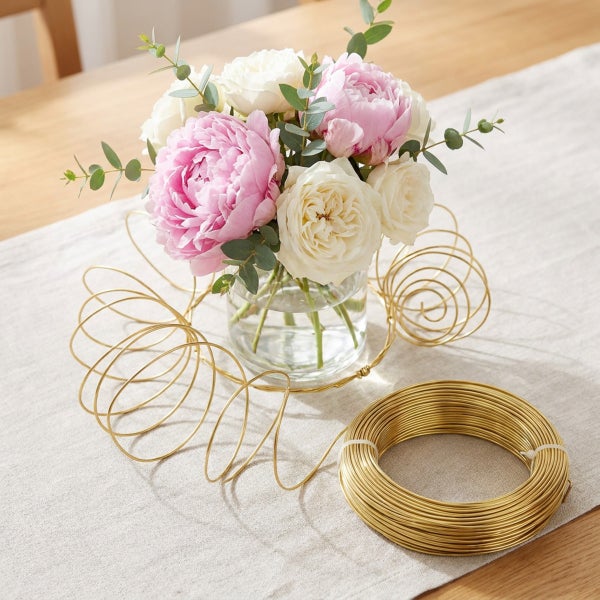 Goldener Basteldraht auf einer Spule, formbar für florale Dekorationen und Gestecke auf einem Tisch