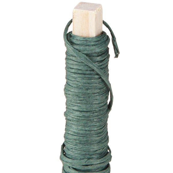 Grüner Bindedraht mit Papierumwicklung auf einem Holzstab für Garten und Floristik.