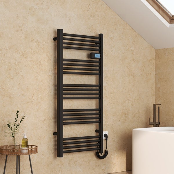 Badezimmer Szene mit beheiztem Handtuchhalter in schwarzer Ausführung