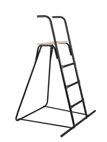 Schiedsrichterstuhl mit Leiter und Holzplattform