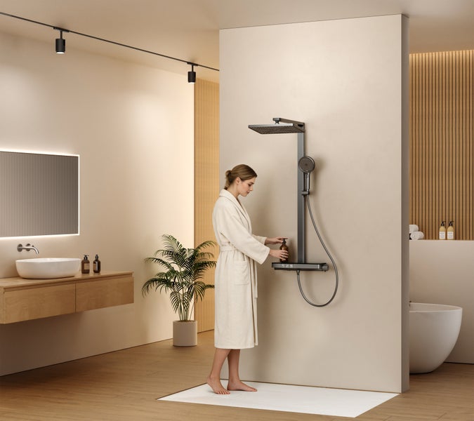 Modernes Badezimmer mit Duschsystem, Waschtisch, Spiegel und Badewanne