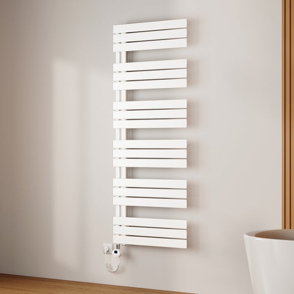 Elektrischer Handtuchwärmer im Badezimmer an der Wand montiert