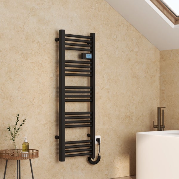 Elektrischer Handtuchwärmer in einem Badezimmer mit Badewanne und Beistelltisch