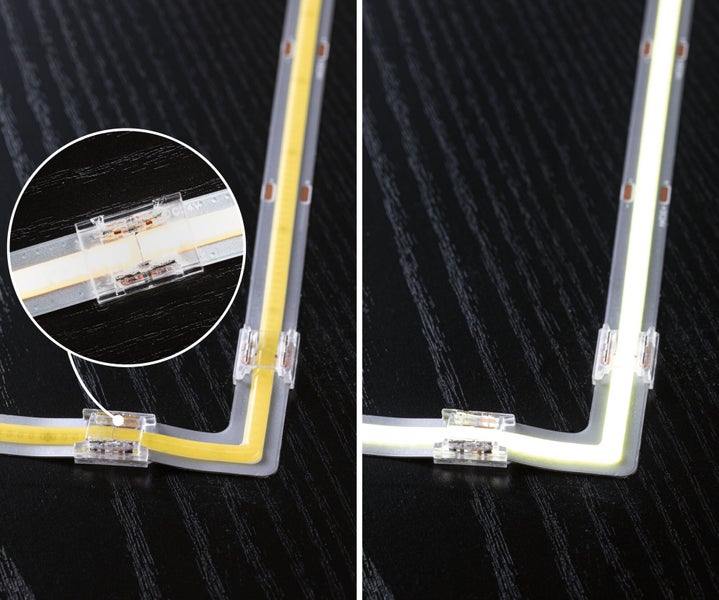 Flexibles LED Band mit Verbinder auf einem Tisch