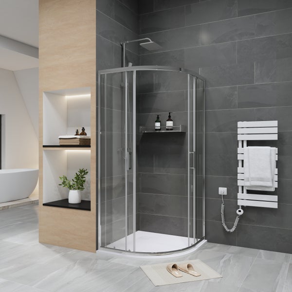 Modernes Badezimmer mit Glas-Runddusche, Wandfliesen in Steinoptik, Holzregalwand und Handtuchheizkörper.
