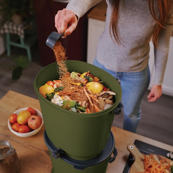 Skaza Bokashi Essential Biomülleimer Küche Set (2 x 15,3 Liter) + Base - Komposteimer Küche und Garten aus recyceltem Kunststoff - Starter Set + incl. 1 kg Fermentation Starter - Olive
