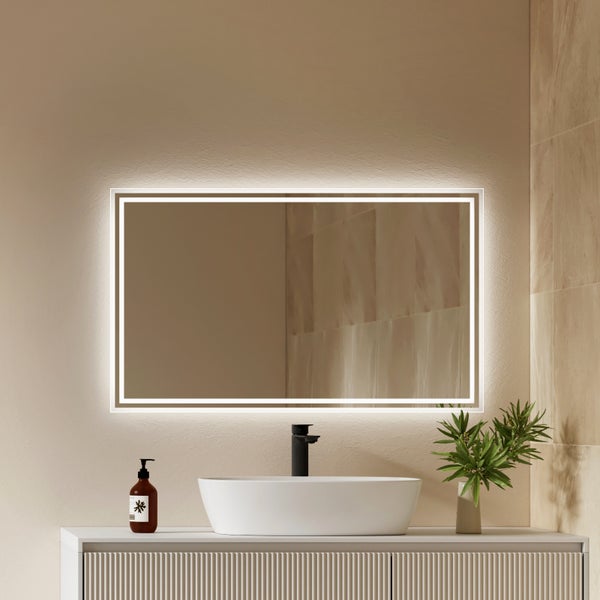 Rechteckiger Badezimmerspiegel mit LED Beleuchtung und integriertem Waschplatz mit Aufsatzwaschbecken und dunkler Armatur.