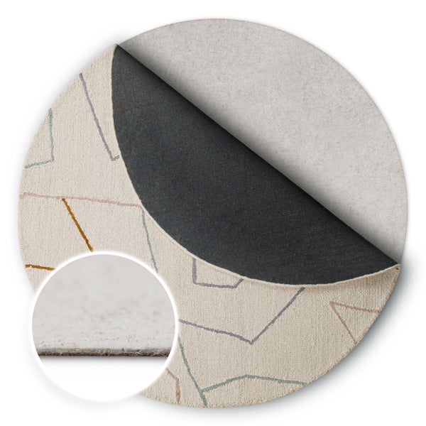 Badematte mit kuscheligem Flor, rutschhemmender Rückseite aus thermoplastischen Elastomeren, waschbar bei 30 Grad und für Allergiker geeignet.