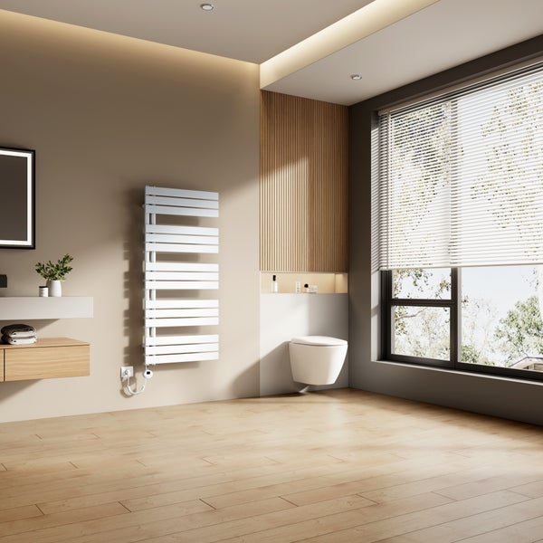 Modernes Badezimmer mit Handtuchwärmer, Waschtisch und Toilette