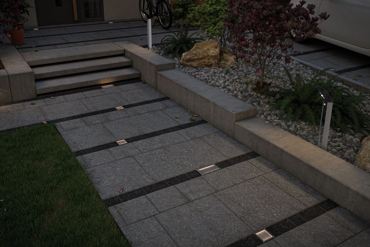 Außenbereich mit Pflastersteinen, Stufen und Außenleuchten