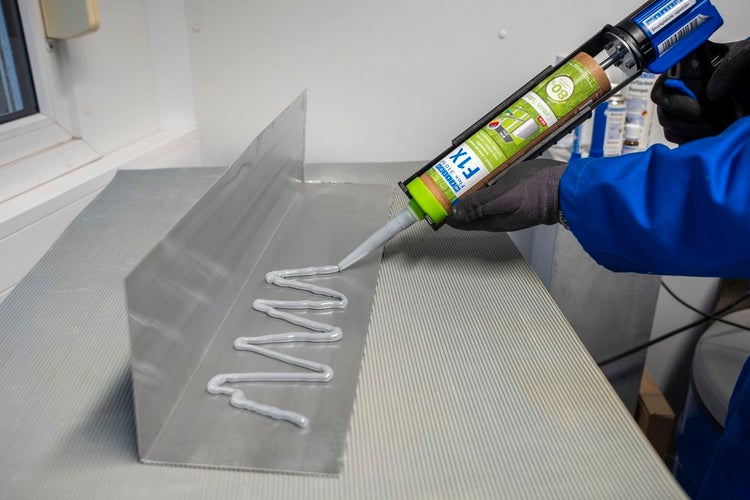 Anwendung von Montagekleber auf einem Blechteil mit einer Kartuschenpistole