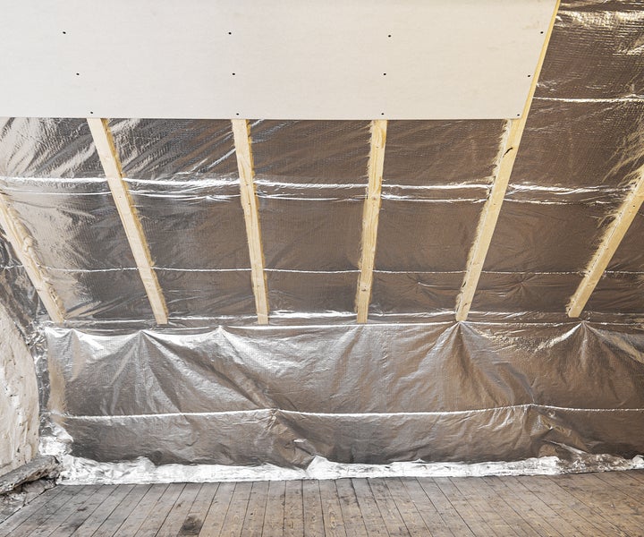 Dachbodenisolierung mit Aluminiumfolie und Holzrahmen