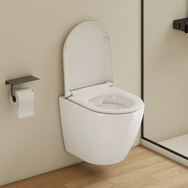 Wandhängendes WC mit Toilettenpapierhalter und offenem Deckel