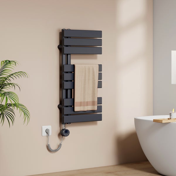 Anthrazitfarbener Handtuchwärmer mit Handtuch in Badezimmerumgebung