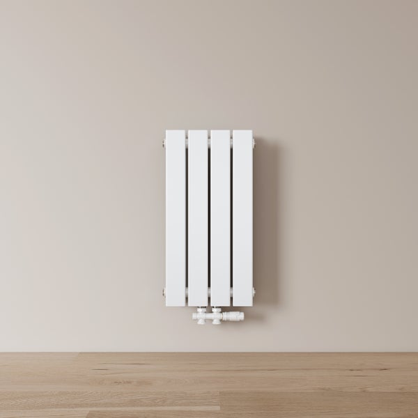 Vertikaler Heizkörper an einer Wand montiert