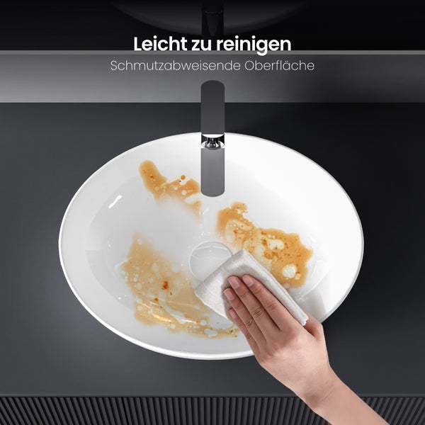 Ein Waschbecken wird mit einem Tuch gereinigt, um die schmutzabweisende Oberfläche hervorzuheben