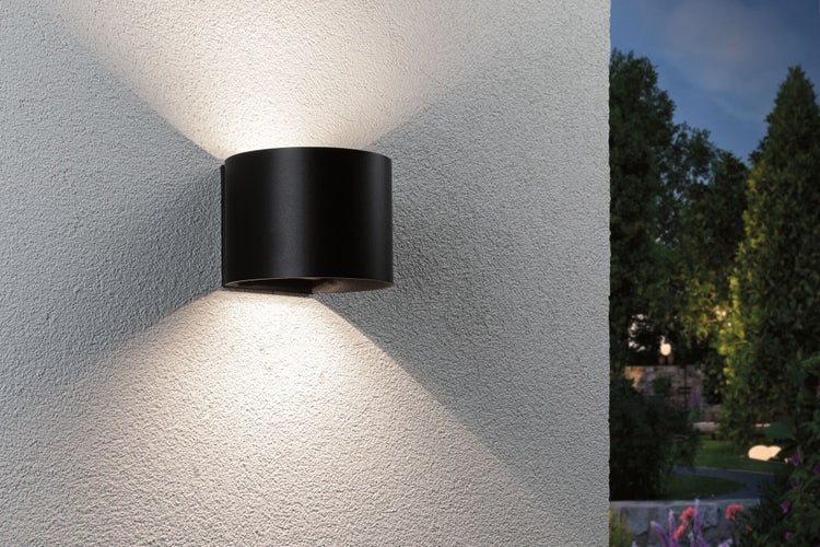 Schwarze Wandleuchte strahlt Licht nach oben und unten