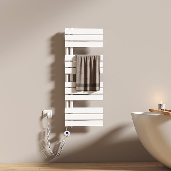 Elektrischer Handtuchwärmer mit Handtuch im Badezimmer