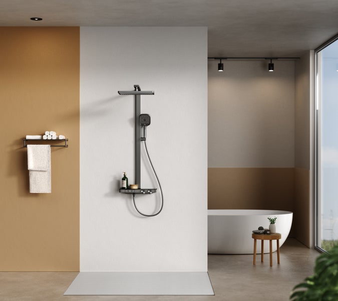 Modernes, helles Badezimmer mit schwarzem Duschsystem, Regenduschkopf, freistehender Badewanne und minimalistischem Design mit Betonboden.