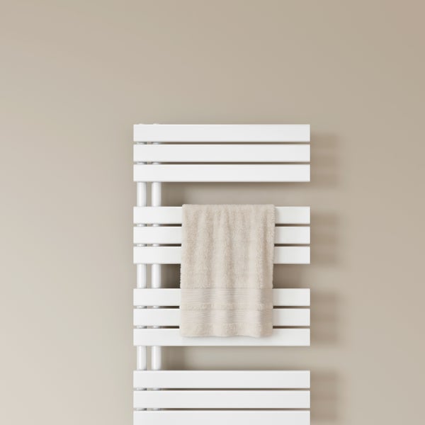 Handtuch hängt an einem weißen Handtuchwärmer