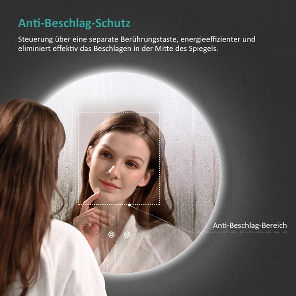 Frau vor einem beschlagenen Spiegel mit aktivierter Antibeschlagfunktion
