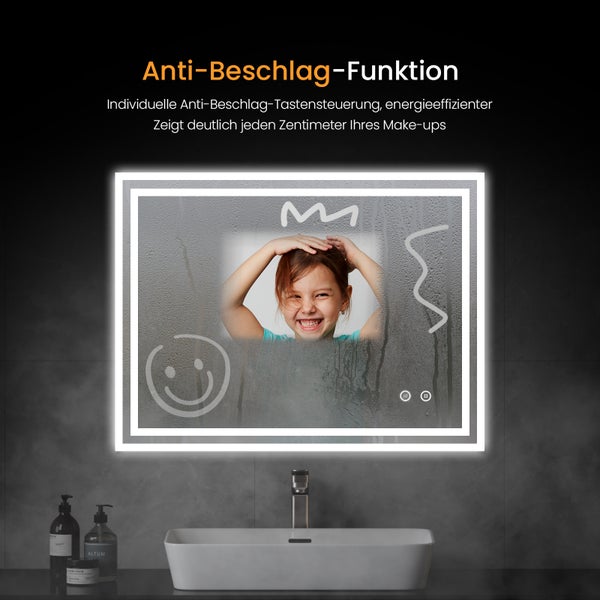 Beleuchteter Spiegel mit Antikbeschlagfunktion über einem Waschbecken in einem Badezimmer