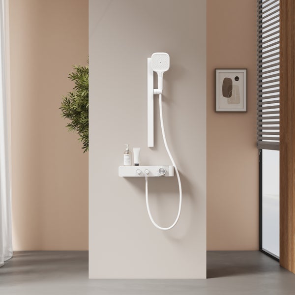 Duschsystem mit Handbrause und Ablage im Badezimmer.