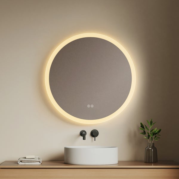 Runder Badezimmerspiegel mit integriertem Lichtring, Touch-Bedienung und minimalistischem Design über einem weißen Aufsatzwaschbecken.