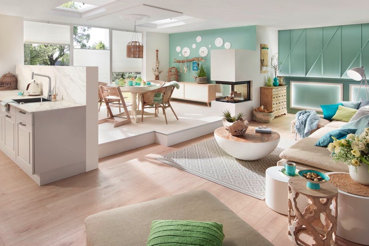 Helles Wohnzimmer mit Essbereich, Kamin und verschiedenen Möbeln im skandinavischen Stil