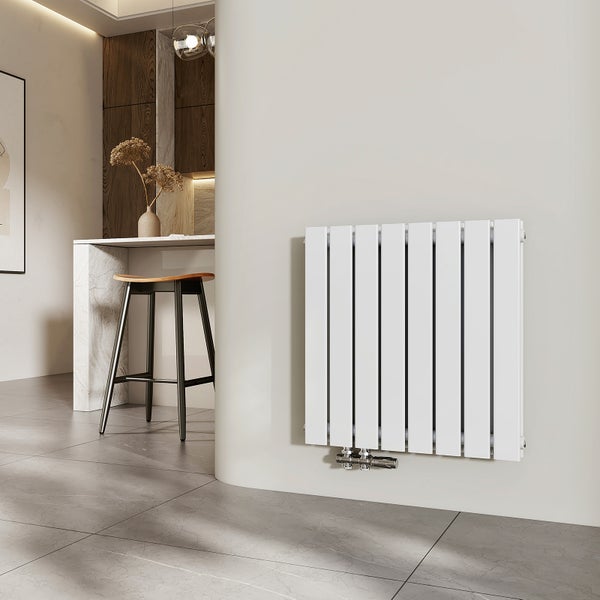 Weißer Heizkörper an einer Wand in einem Wohnraum