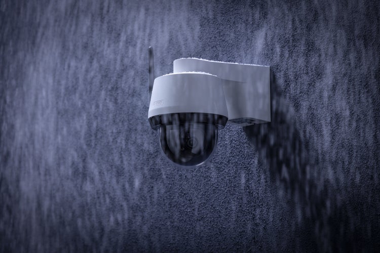 ABUS Logo, wetterfeste Überwachungskamera für den Außenbereich, an einer Wand montiert.