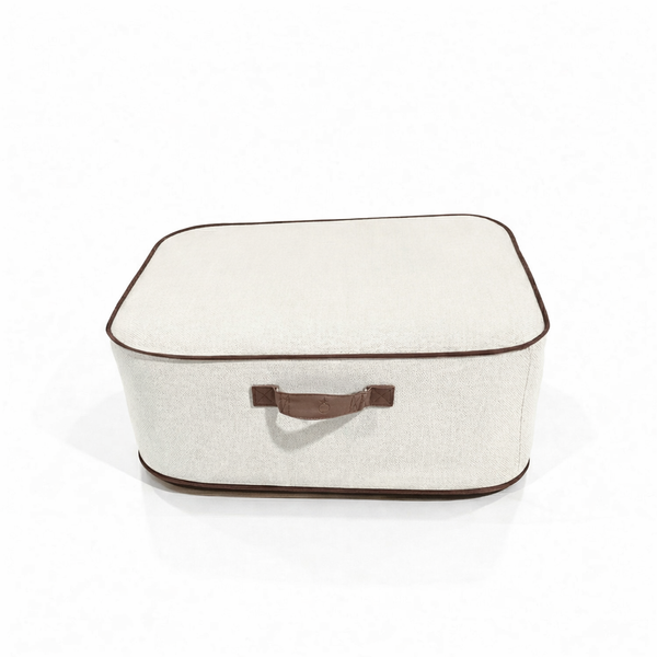 Rechteckige Aufbewahrungsbox aus Stoff mit braunem Tragegriff und Paspelierung.