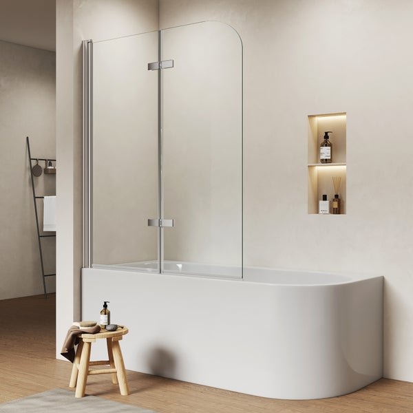 Zweiteilige Badewannenfaltwand aus Klarglas mit Chrom-Beschlägen auf einer weißen Badewanne in einem hellen, modernen Badezimmer.