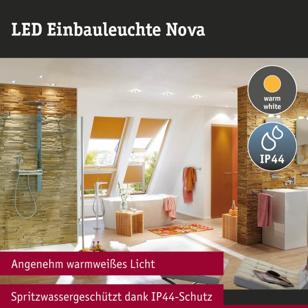 Modernes Bad mit LED Einbauleuchten Nova an der Decke, Badewanne und Dusche, warmweißes Licht und IP44 Schutz gegen Spritzwasser.