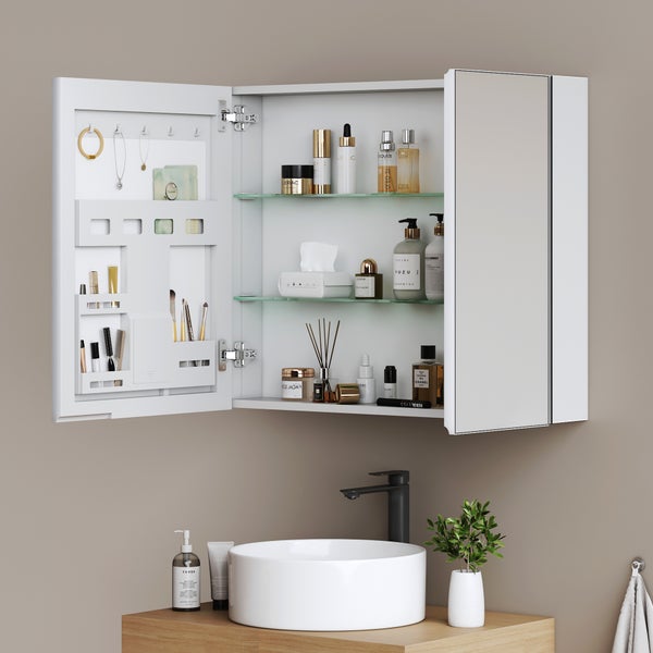 Moderner Badezimmerspiegelschrank in Weiß, geöffnet mit Schmuckhaken, Make-up-Haltern und Glasablagen für Pflegeprodukte über einem Waschbecken.