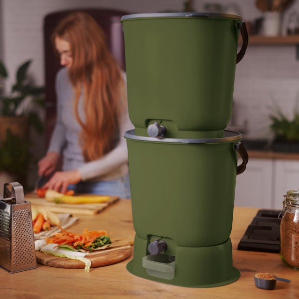 Skaza Bokashi Essential Biomülleimer Küche Set (2 x 15,3 Liter) + Base - Komposteimer Küche und Garten aus recyceltem Kunststoff - Starter Set + incl. 1 kg Fermentation Starter - Olive