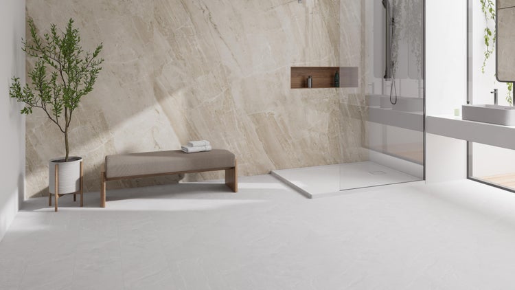 Modernes Badezimmer mit Marmorwänden, bodenebener Dusche und stilvollem Waschbecken