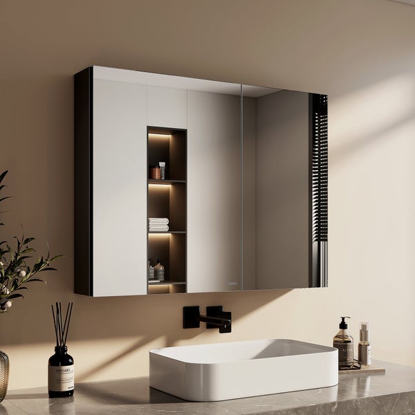 Moderner Spiegelschrank mit integrierter Beleuchtung und offenem Regal über einem Waschbecken in einem Badezimmer.
