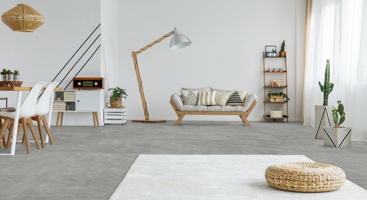 Helles Wohnzimmer mit Sofa, Stehlampe, Teppich, Tisch und Stühlen