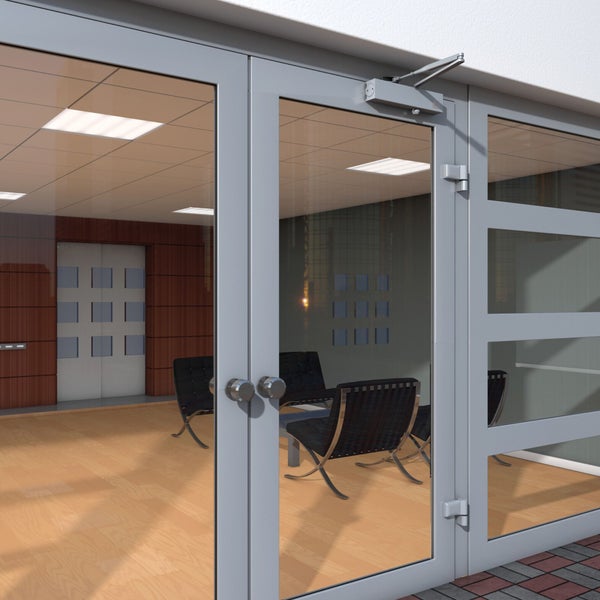 Büroraum mit Glastüren und automatischer Türschließanlage