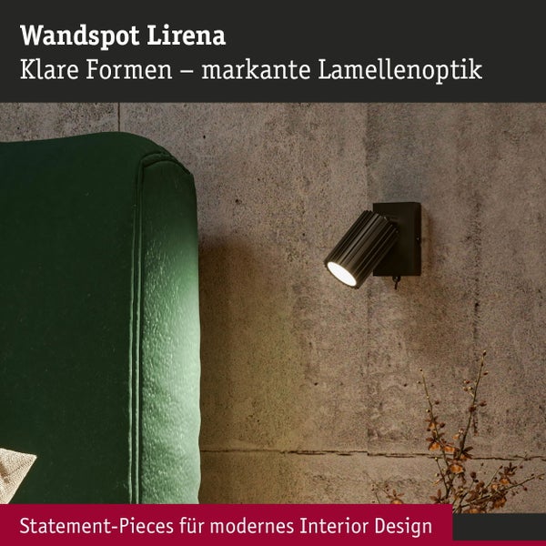 Wandspot Lirena mit Lamellenoptik an einer Wand neben einem Sofa
